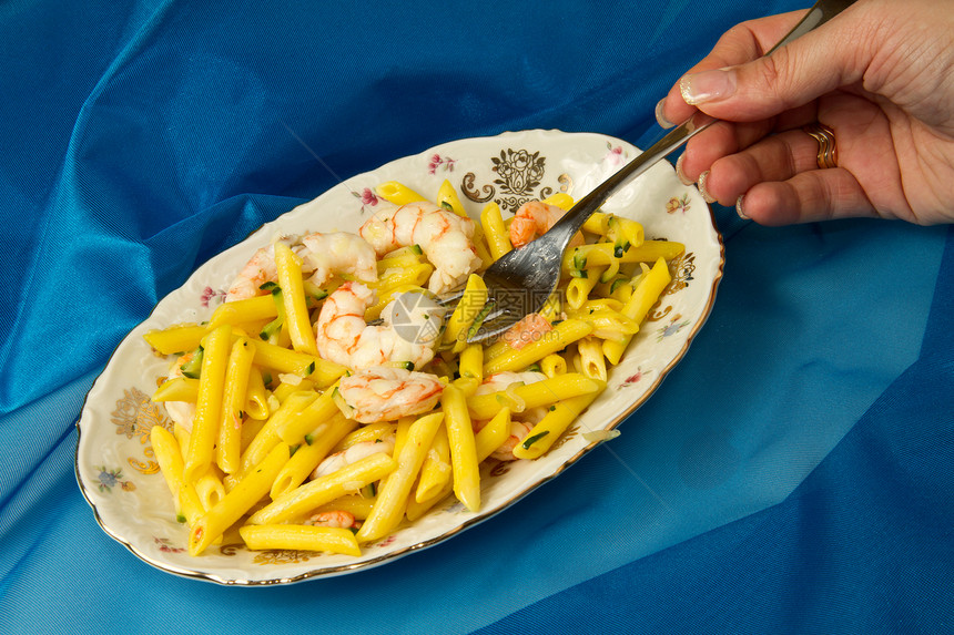 意大利意大利意面 配藏红花和虾面条食物寿司贝类藏红花洋葱小吃饮食宏观海鲜图片