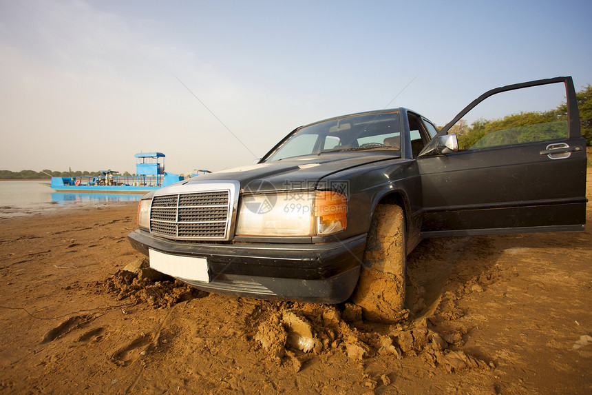 计程车卡在泥土里旅行出租车卡车运输图片
