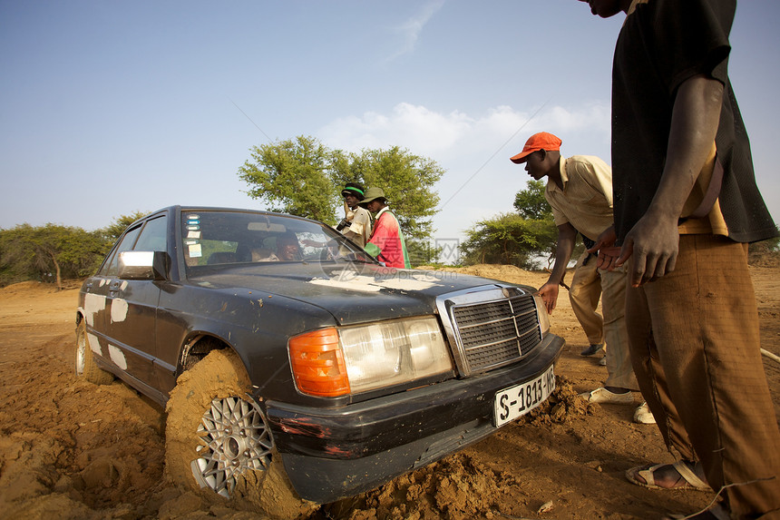 计程车卡在泥土里旅行帮助出租车卡车运输图片
