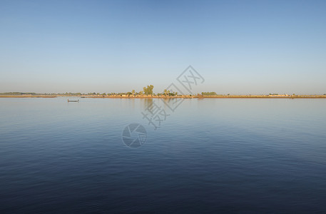 尼日尔三角洲的生活方式天空日落蓝色土地地平线运输尖顶背景图片