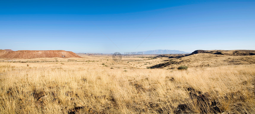 纳米比亚的荒野地区爬坡地形沙漠岩石生态阳光蓝色风景晴天图片