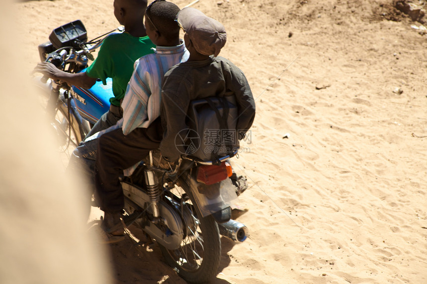 玩儿童游戏童年孩子们旅行摩托车婴儿期图片