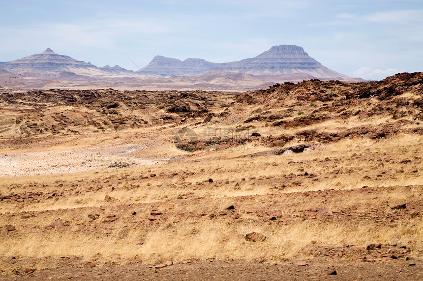 纳米比亚的荒野孤独岩石干旱草地生态蓝色地平线爬坡风景环境图片