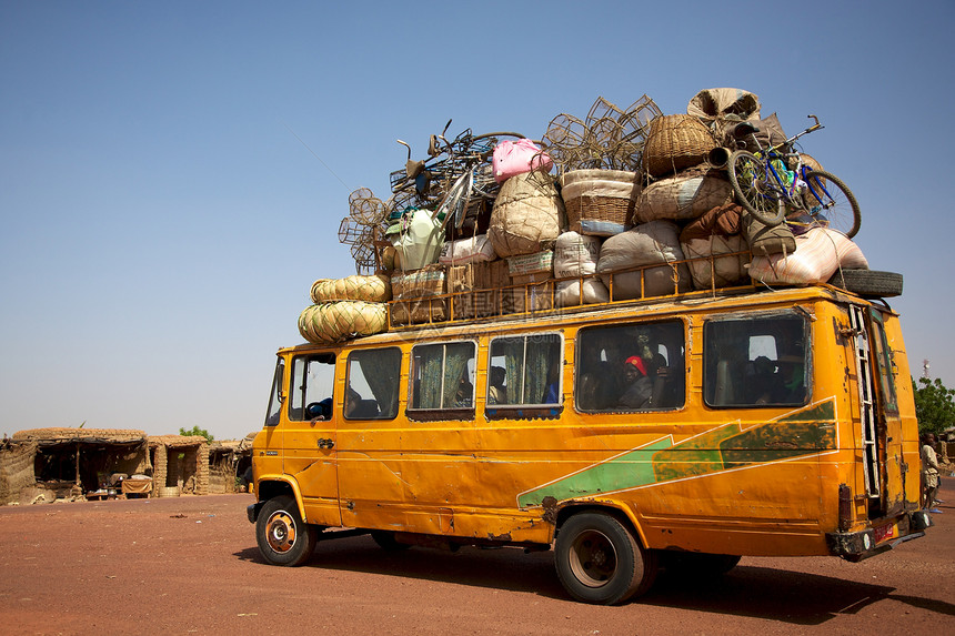 装载的非洲小面包车自行车卡车商品旅行街道废话乘客运输图片