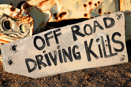 不喝酒也不开车警告信息碰撞沙漠标志拆除背景图片