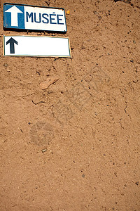 泥墙和博物馆标志板背景图片