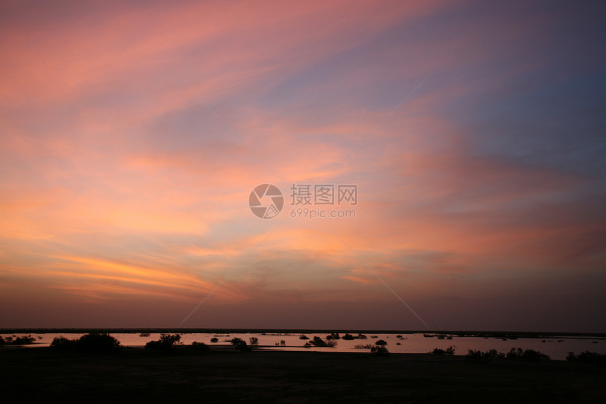 毛里塔尼亚的日落插图蓝色天空速度阳光多云旅行云景惊喜橙子图片