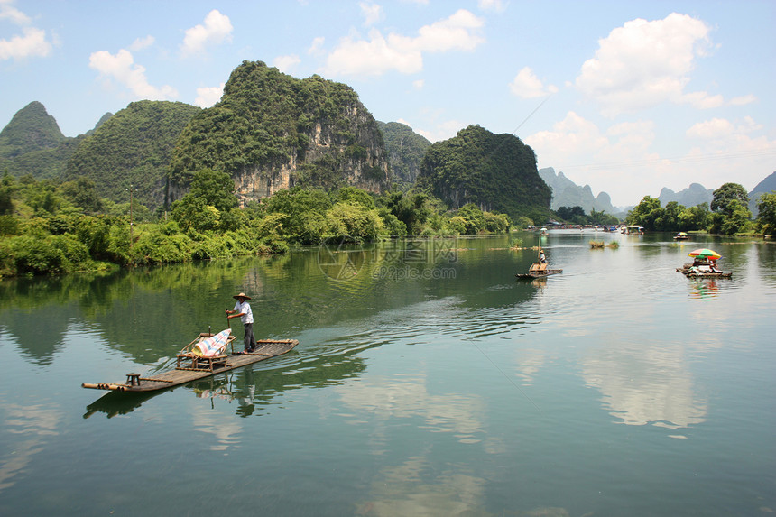 竹子在李河上漂浮 中国扬苏运输漂流反射岩溶旅行痕迹漂浮物场景爬坡男人图片