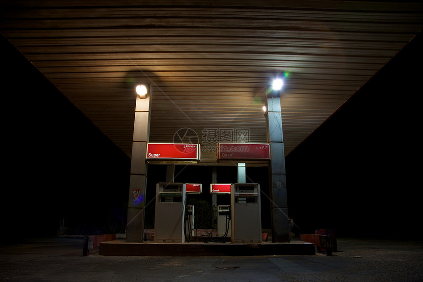 夜间萨哈拉的加油站图片
