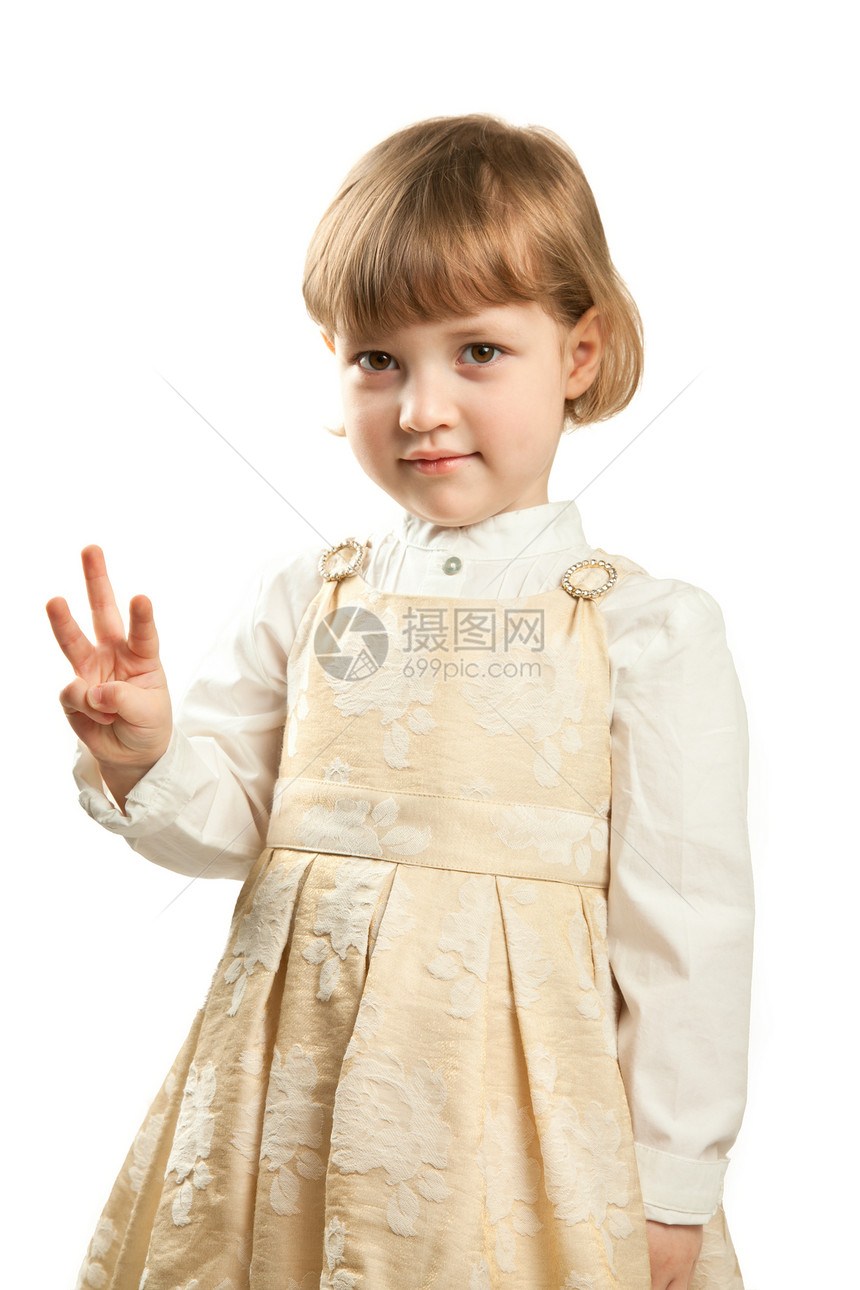 微笑的小女孩乐趣戏服身体衣服幸福运动眼睛手指头发卷曲图片