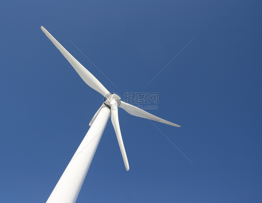 风车对抗深蓝天空力量风力天空发电厂生态车站植物发电机蓝色图片