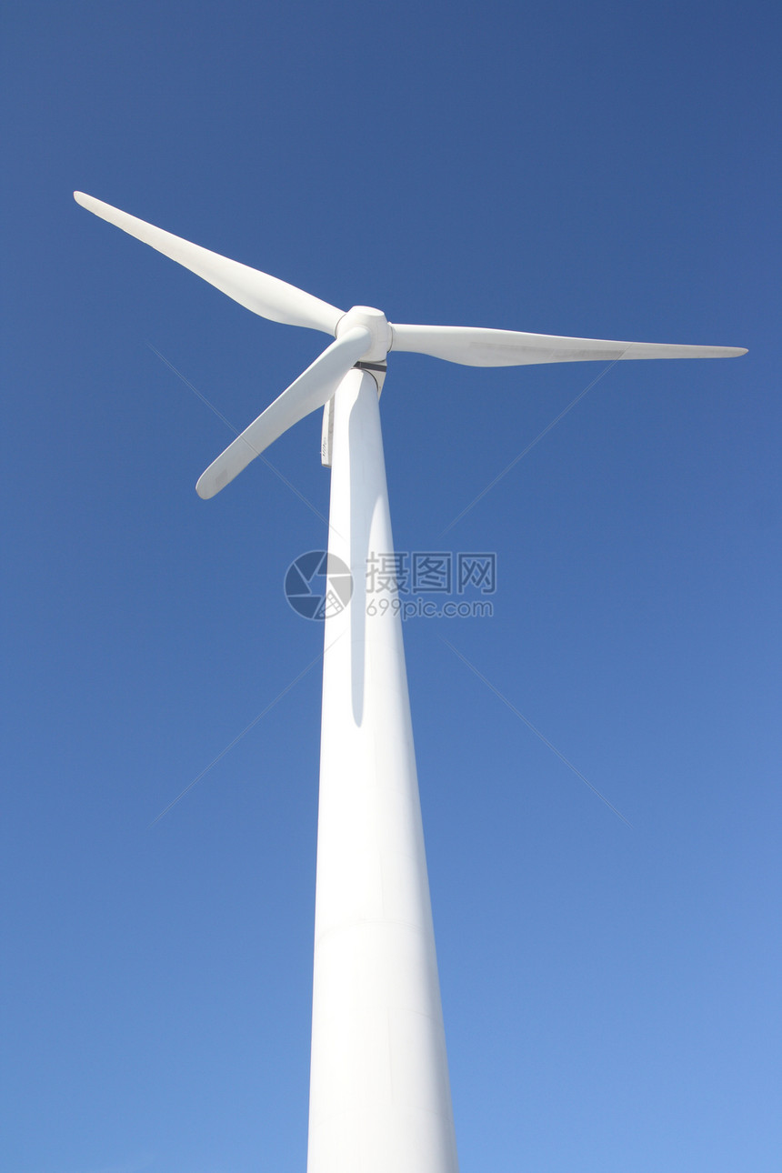 风车对蓝天植物蓝色天空风力力量车站发电机生态发电厂图片