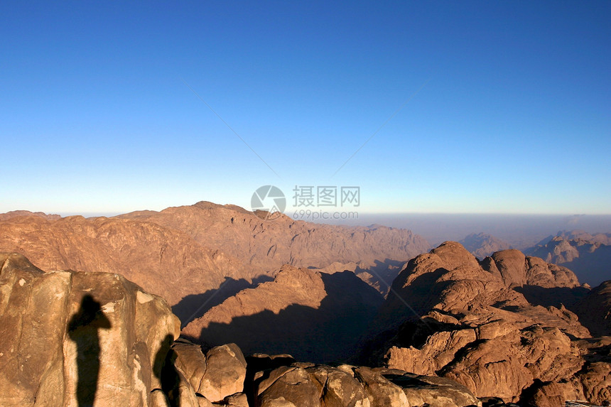 蒙西奈两处阴影日出蓝色沙漠夫妻石头红色旅行游客地块风景图片