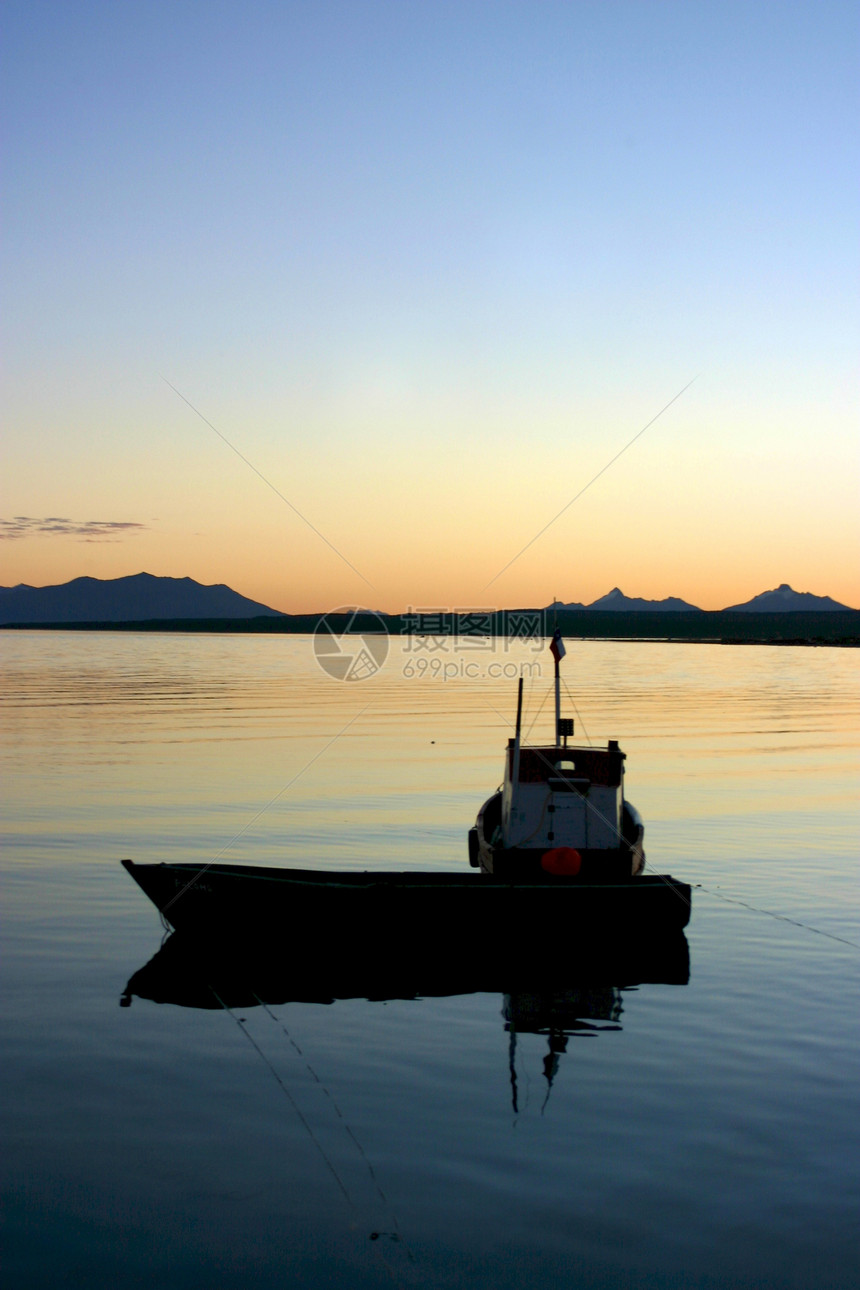 巴塔哥尼亚湖红色阳光顶峰港口天空蓝色海洋巡航日出风景图片