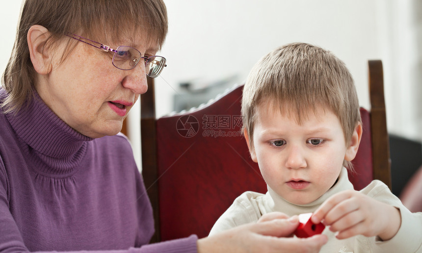 奶奶和孙子喜悦祖母乐趣男性老年女性孩子家庭玩具游戏图片