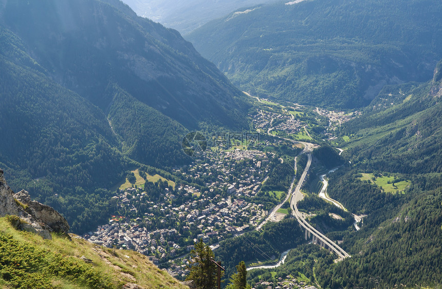 Courmayeur 空中观察旅行高山树木天线家园溪流场景村庄高度全景图片