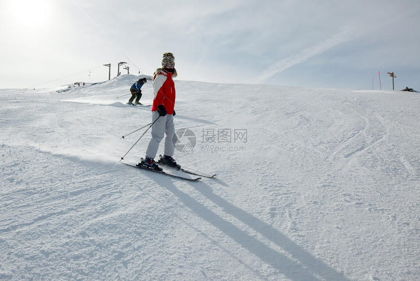 滑雪者活动爬坡滑雪青年娱乐女性闲暇旅行假期白色图片