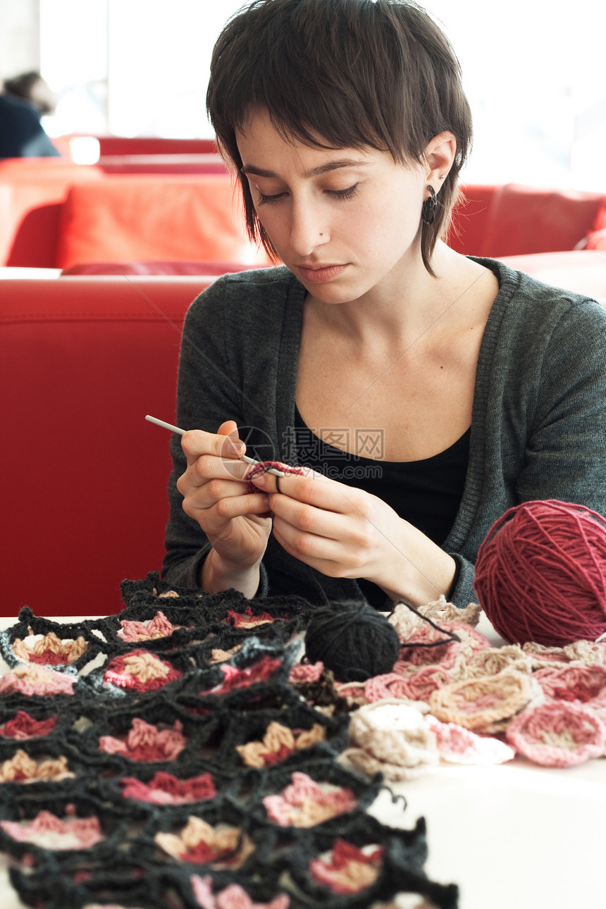 年轻女孩编织女围巾羊毛黑发线圈粉色针织图片