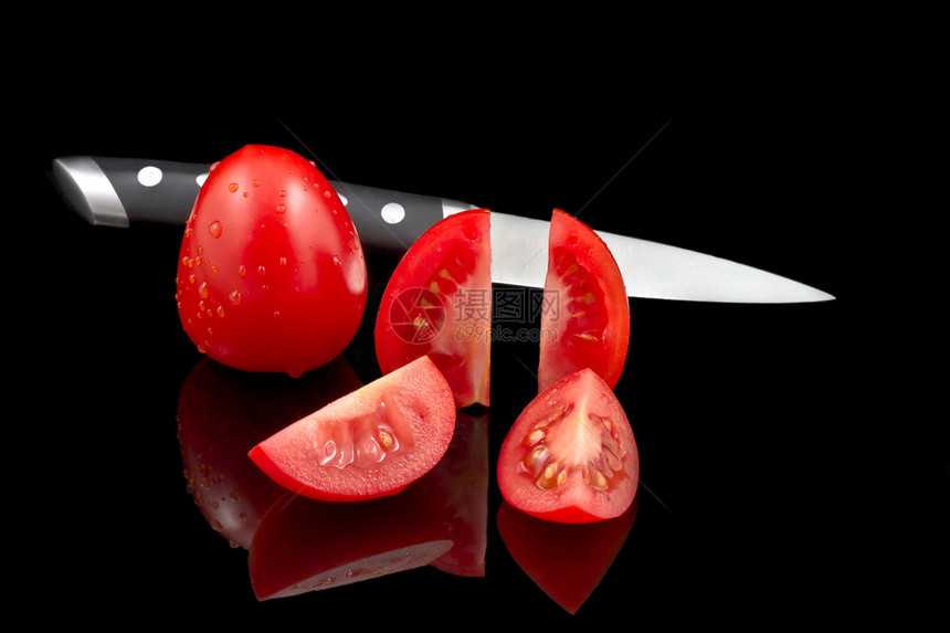 黑色背景的新鲜西红柿和刀图片