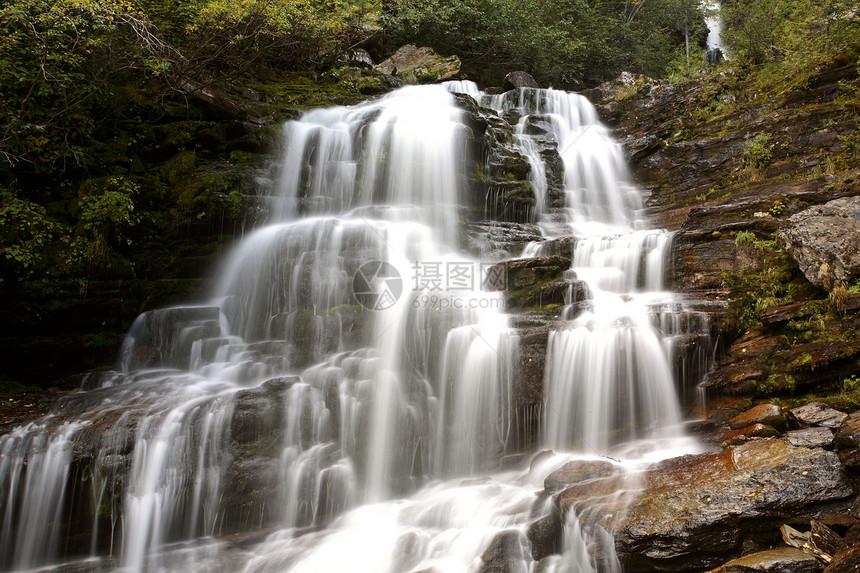 不列颠哥伦比亚省美丽的比朱瀑布公园水平风景岩石奇观旅行旅游松树图片