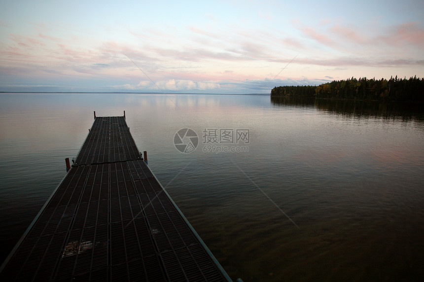 萨斯喀彻温湖码头荒野乡村旅行风景美术水平湖泊图片