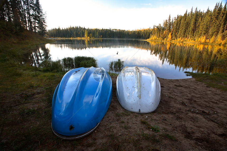 萨斯喀彻温北部杰德湖两艘划艇湖泊旅行树木水平美术反思风景图片