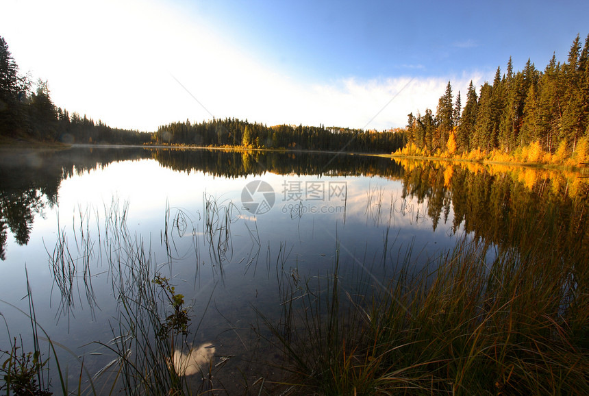 萨斯喀彻温北部杰德湖水反射风景湖泊旅行美术树木水平植物反思图片