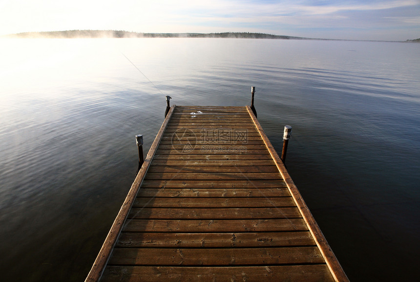 萨斯喀彻温湖码头薄雾游船湖泊荒野美术风景水平旅行图片