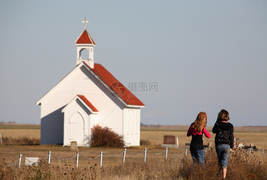 走向圣科伦巴教堂的少女农村教堂水平活动女孩们国家国教孩子们乡村图片