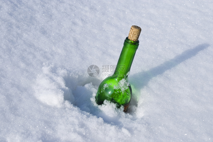 雪中绿玻璃瓶拉子葡萄园饮料瓶子图片