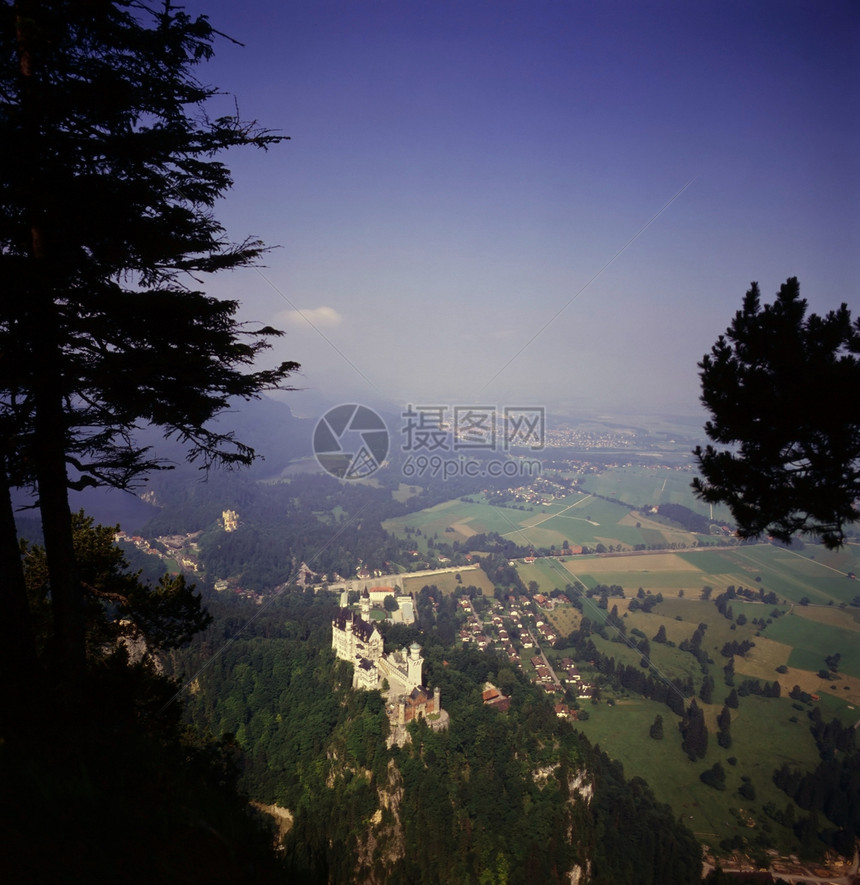 巴伐利亚的城堡村庄地标森林图片