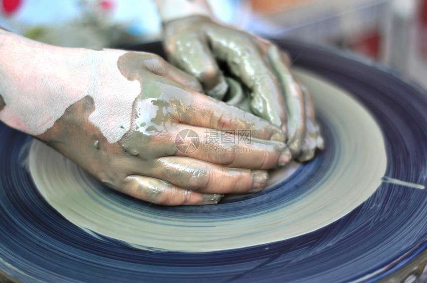 陶匠的手陶器壤土花瓶作坊杯子工匠手工黏土专注压力图片