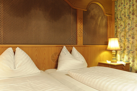 旅馆房间双床棕色毯子床头板酒店被子卧室白色家具羽绒被枕头背景图片