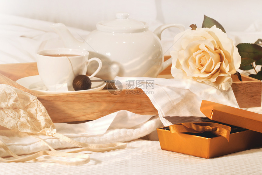 用茶和巧克力在床上放松一下图片