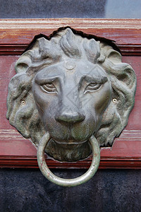 敲门人雕塑狮子建筑学门环背景图片