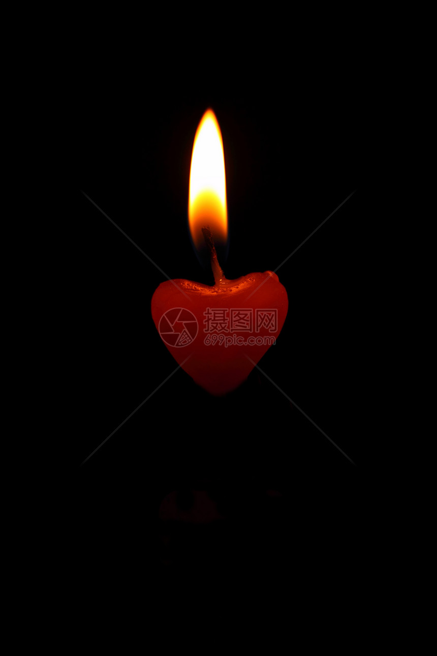 以心脏形状的蜡烛红色火焰情人图片