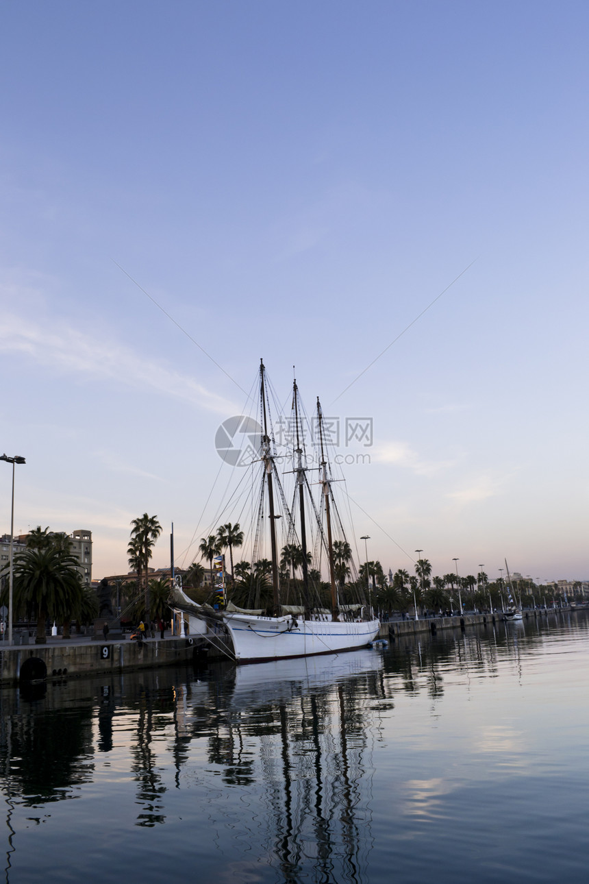 游艇支撑娱乐场景港口航行桅杆海洋日落天空码头图片
