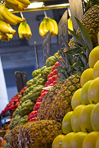 市场香蕉水果市场绿色热带香蕉情调红色菠萝黄色异国水果摊健康饮食背景