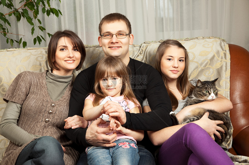 美人家庭在他们的索法沙发图片