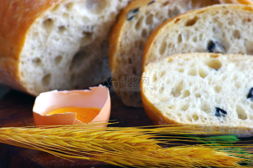 特写传统橄榄面包 浅度DOF包子面包师早餐小麦生活美食商品脆皮午餐木板图片
