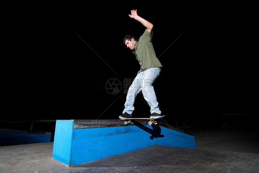 幻灯片上的滑板机男性滑板盒子乐趣街道活力活动文化岩石青年图片