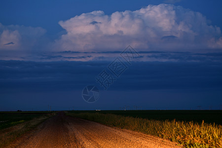 沙尘天气逆风萨斯喀彻温省风景沙尘云的堆积风暴水平旅行天空场景乡村天气照片草原栅栏背景