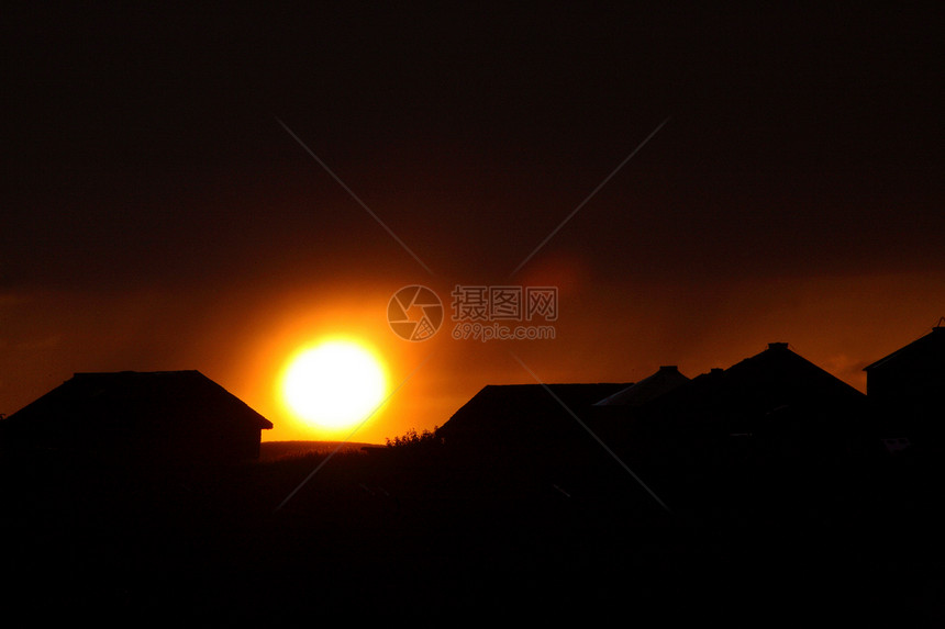 景色突出的萨斯喀彻温日落农场建筑物旅行水平风景乡村草原剪影场景大草原图片