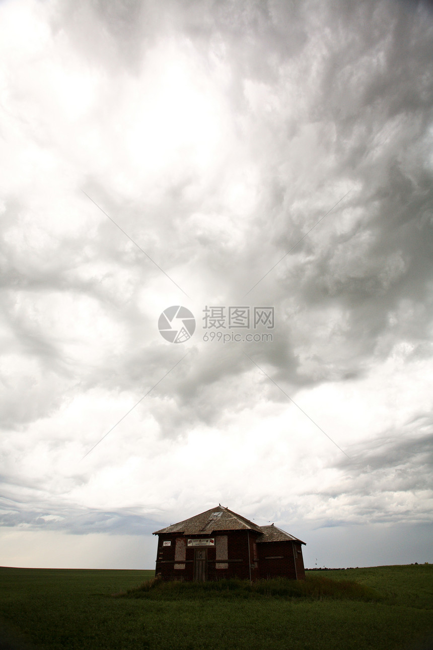 暴风在萨斯喀彻温一栋老旧的乡村住宅上云雾场地风景旅行照片家园农场天空风暴天气绿色图片