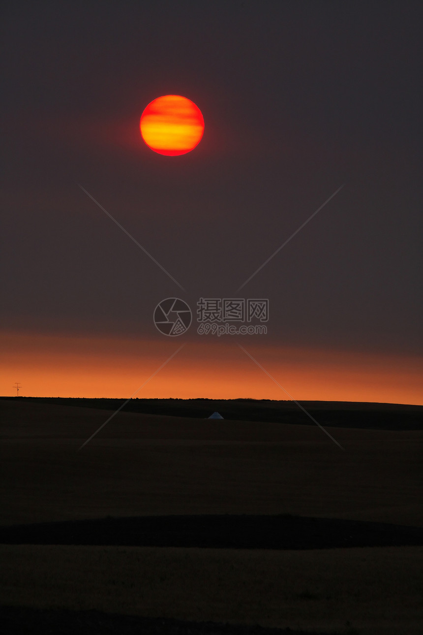 萨斯喀彻温风景优美的薄云后太阳升起美术旅行乡村地平线大草原图片