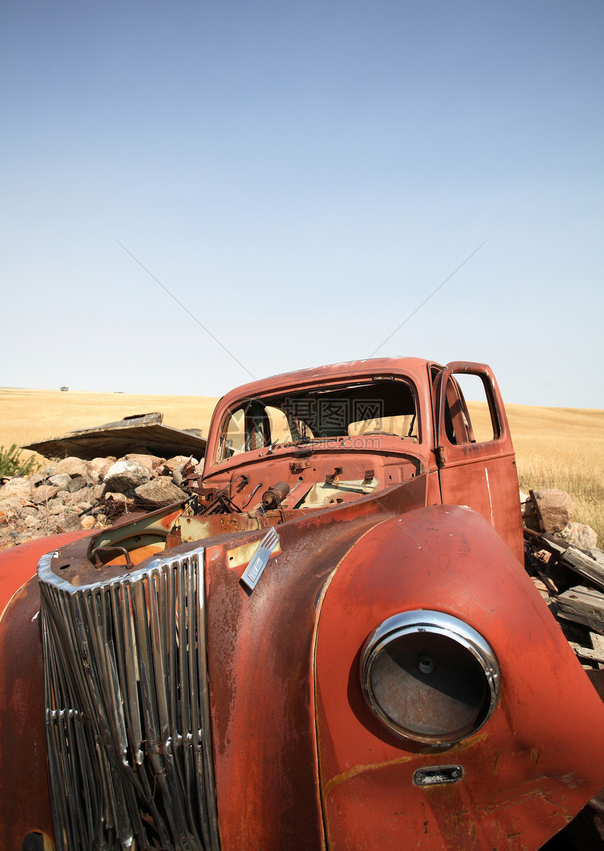 萨斯喀彻温风景的废弃车辆大角度大草原丢弃汽车场景场地国家照片旅行垃圾卡车图片