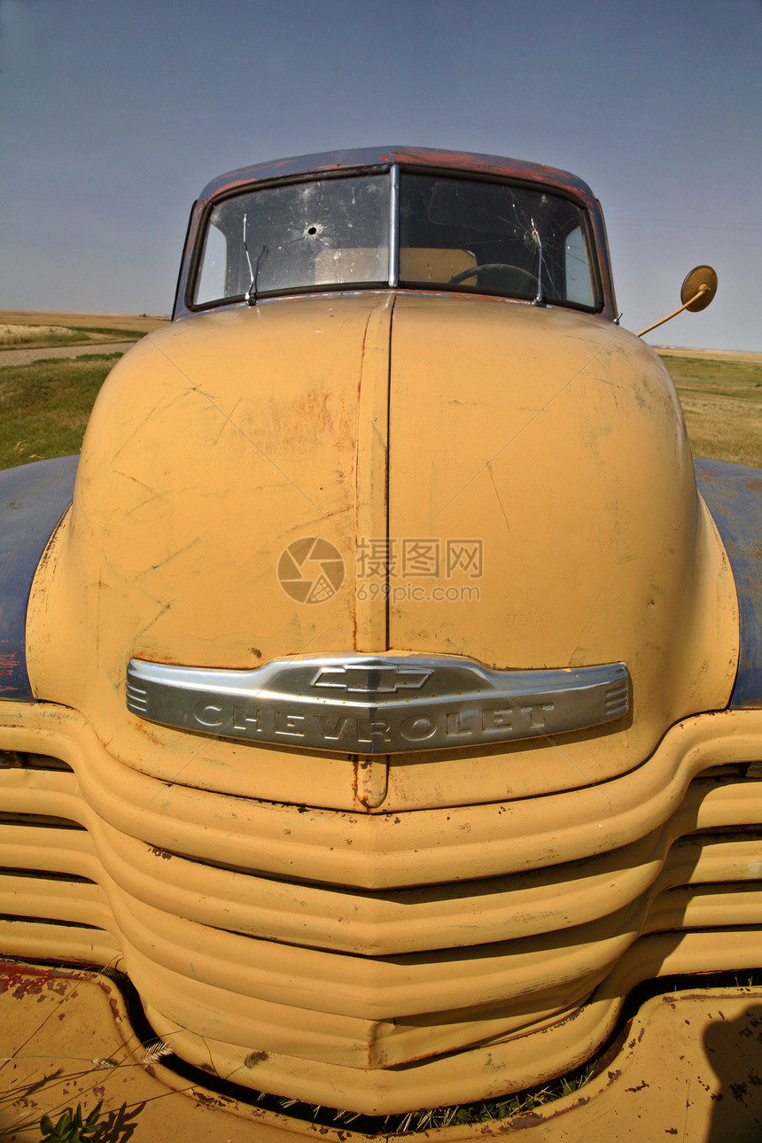 萨斯喀彻温省风景恶劣的废弃狮子卡车照片农村国家汽车大草原垃圾丢弃乡村旅行场景图片
