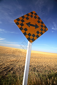 萨斯喀彻温综合田地前面的公路标志背景图片