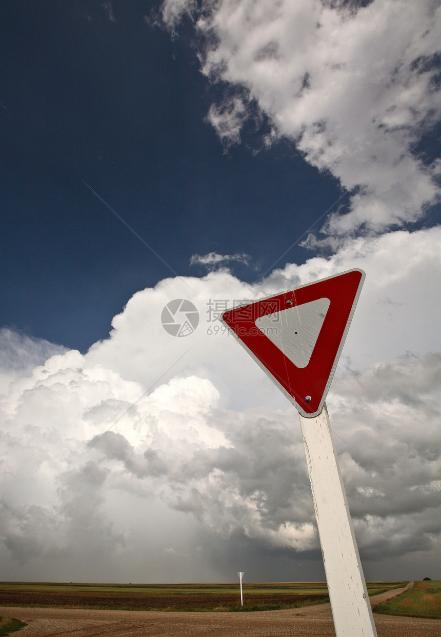 与背景中云彩相伴的Yeild标志风景旅行场景照片天气风暴乡村天空国家图片