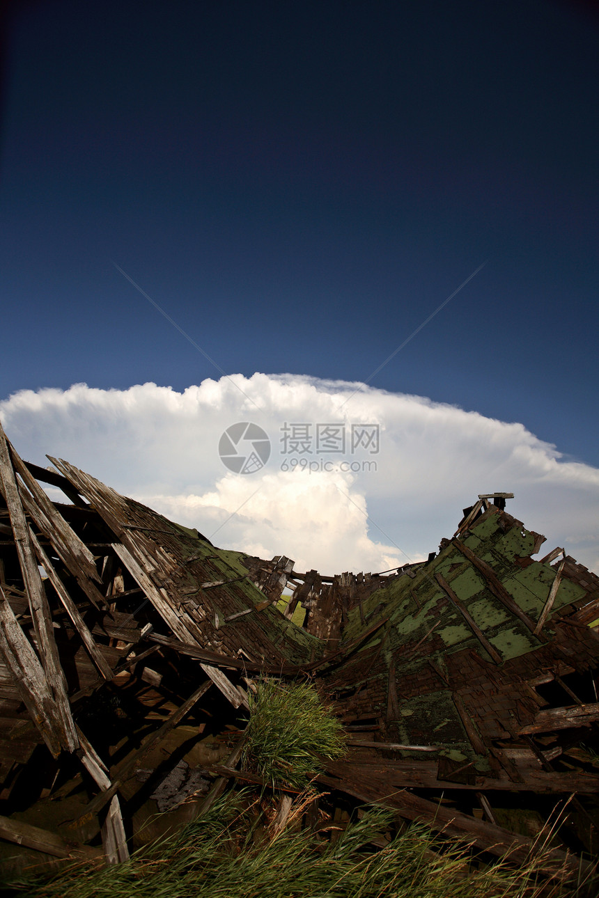 与背景中的库穆洛宁纽云相撞的建筑乡村天空天气照片风景旅行植被风暴农场场景图片